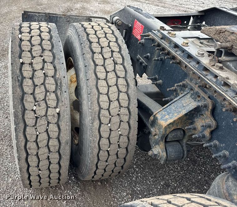 image for item DU3435 2017 Volvo VN semi truck