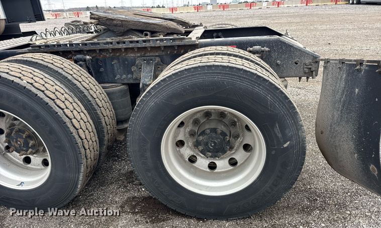 image for item DU3435 2017 Volvo VN semi truck