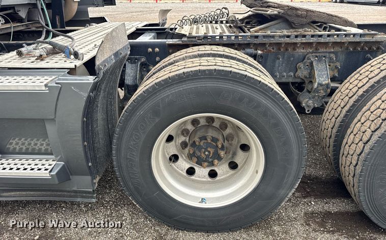 image for item DU3435 2017 Volvo VN semi truck