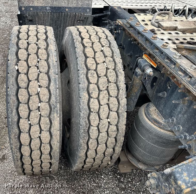 image for item DU3435 2017 Volvo VN semi truck