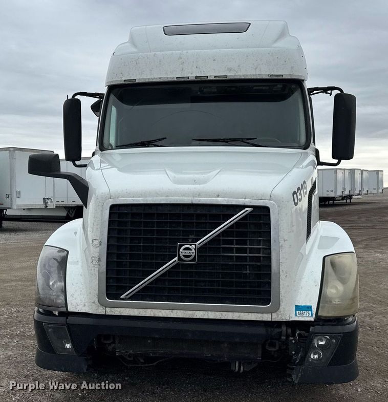 image for item DU3436 2015 Volvo VN semi truck