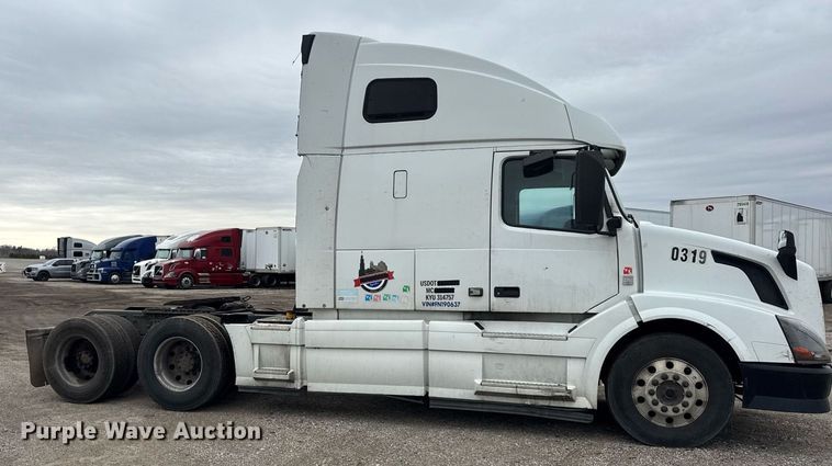 image for item DU3436 2015 Volvo VN semi truck