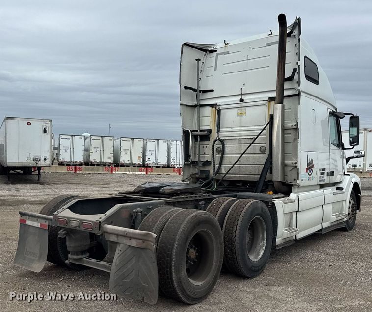 image for item DU3436 2015 Volvo VN semi truck