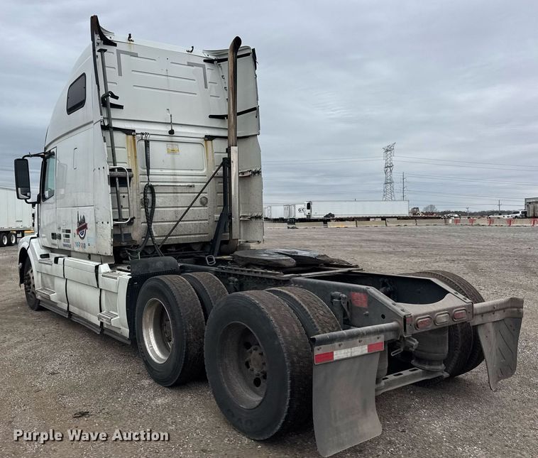 image for item DU3436 2015 Volvo VN semi truck
