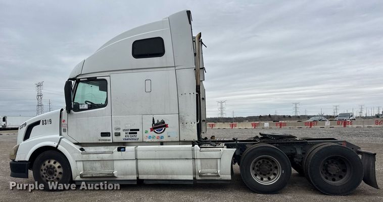 image for item DU3436 2015 Volvo VN semi truck