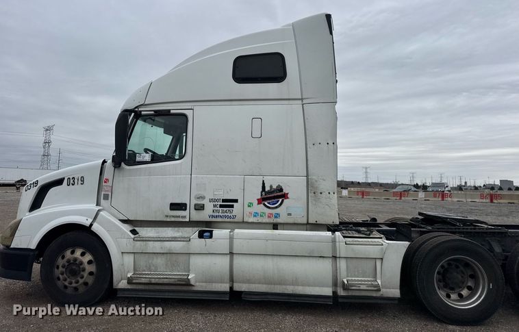 image for item DU3436 2015 Volvo VN semi truck