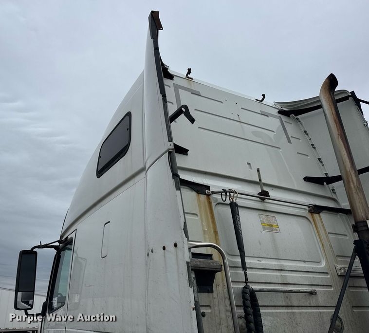 image for item DU3436 2015 Volvo VN semi truck