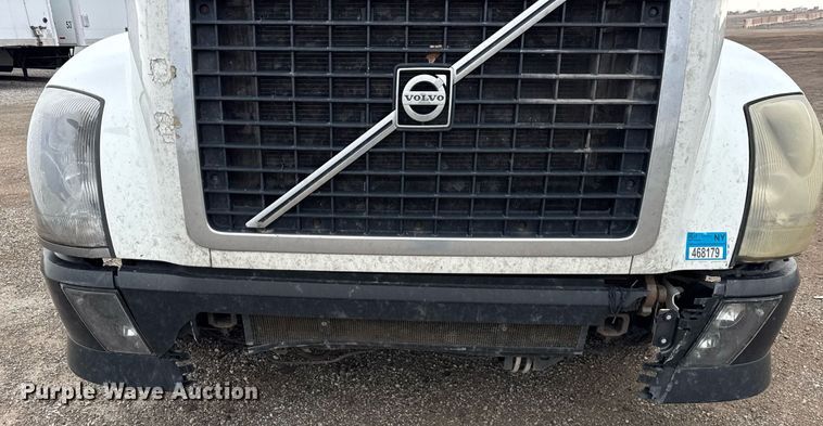 image for item DU3436 2015 Volvo VN semi truck