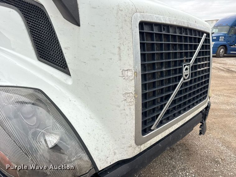 image for item DU3436 2015 Volvo VN semi truck