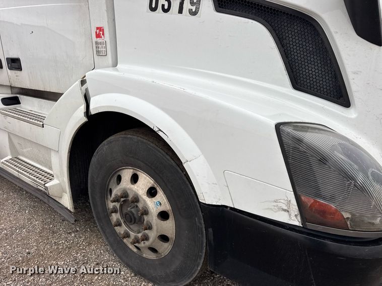 image for item DU3436 2015 Volvo VN semi truck