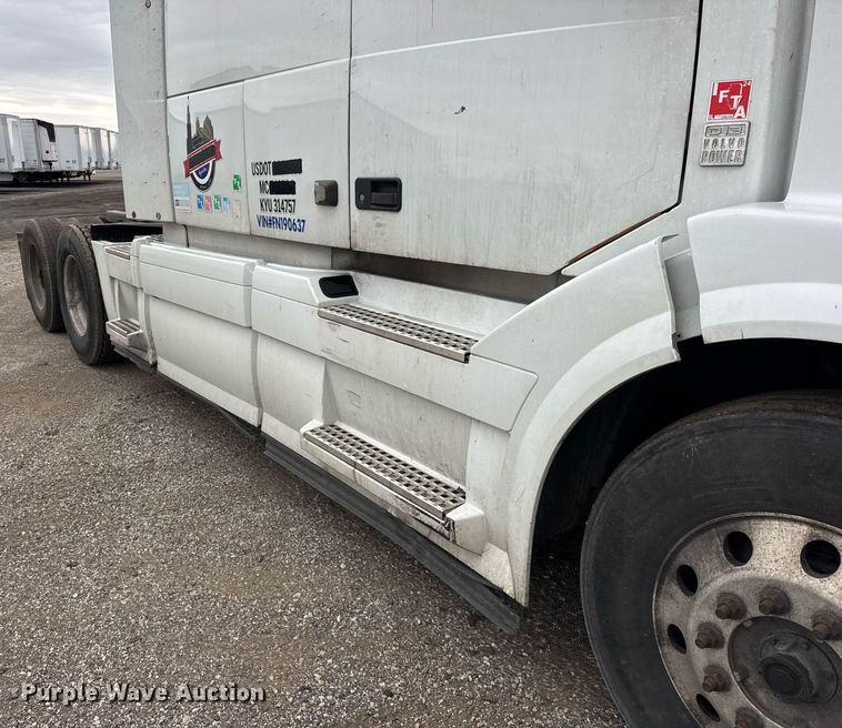 image for item DU3436 2015 Volvo VN semi truck