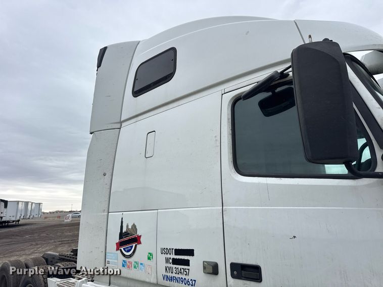 image for item DU3436 2015 Volvo VN semi truck