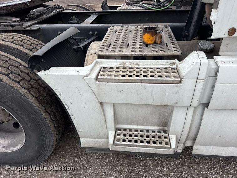 image for item DU3436 2015 Volvo VN semi truck