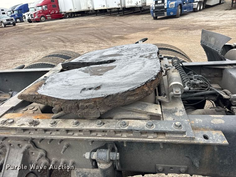 image for item DU3436 2015 Volvo VN semi truck