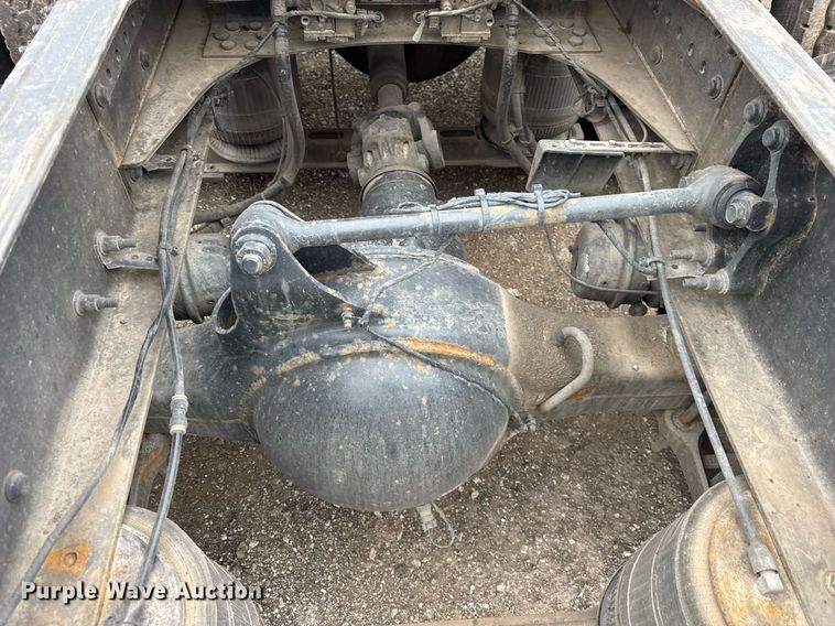 image for item DU3436 2015 Volvo VN semi truck