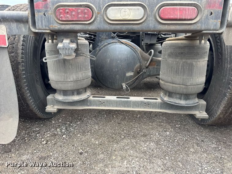 image for item DU3436 2015 Volvo VN semi truck