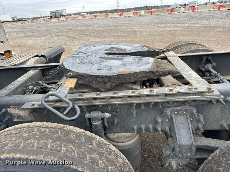 image for item DU3436 2015 Volvo VN semi truck