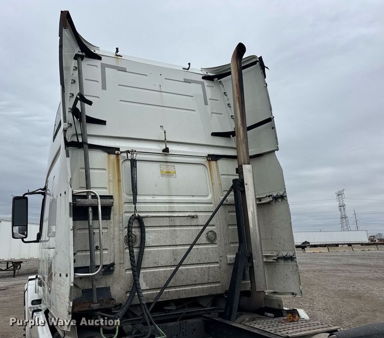 image for item DU3436 2015 Volvo VN semi truck