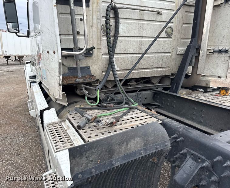 image for item DU3436 2015 Volvo VN semi truck