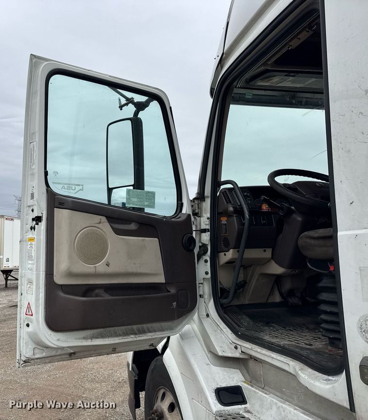 image for item DU3436 2015 Volvo VN semi truck