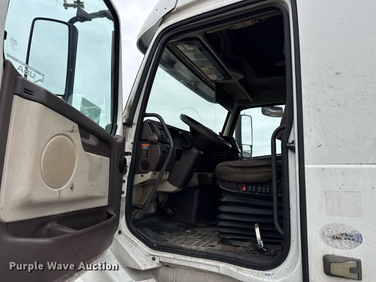 image for item DU3436 2015 Volvo VN semi truck