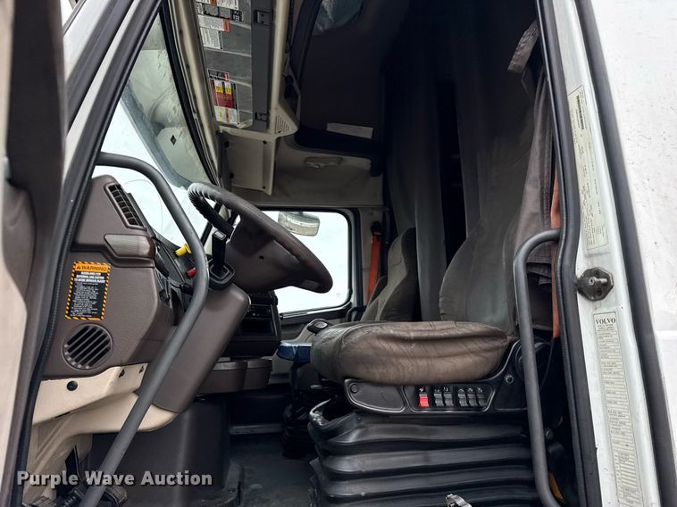 image for item DU3436 2015 Volvo VN semi truck