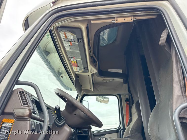 image for item DU3436 2015 Volvo VN semi truck