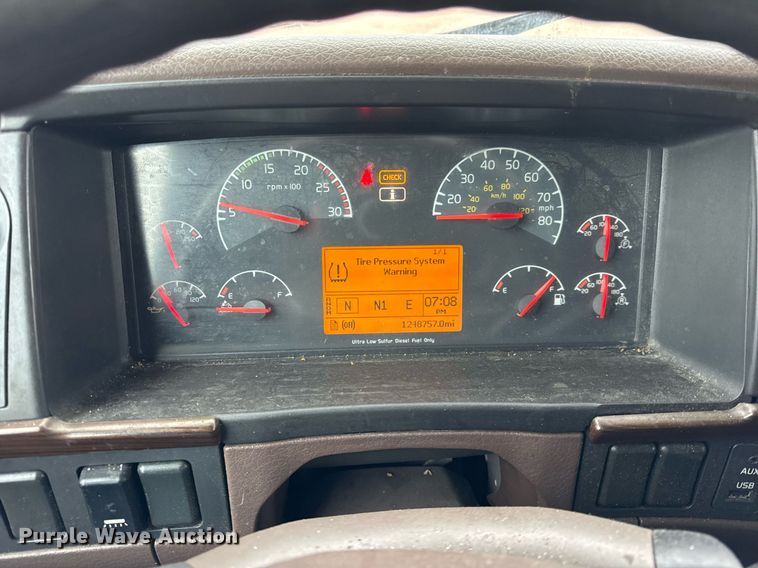 image for item DU3436 2015 Volvo VN semi truck