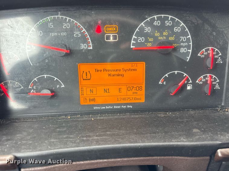 image for item DU3436 2015 Volvo VN semi truck