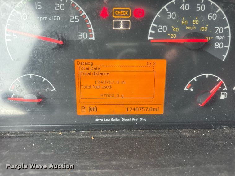 image for item DU3436 2015 Volvo VN semi truck