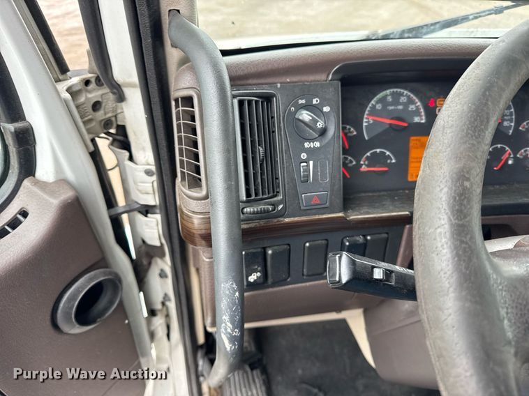 image for item DU3436 2015 Volvo VN semi truck