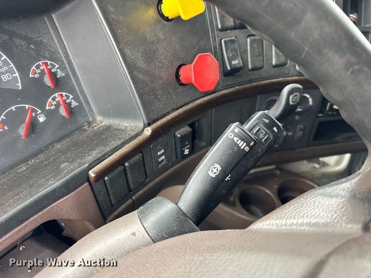 image for item DU3436 2015 Volvo VN semi truck