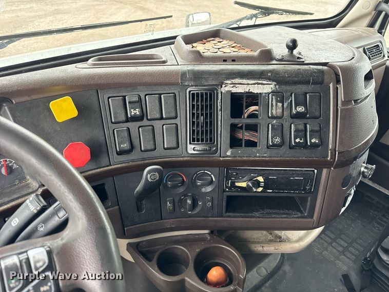 image for item DU3436 2015 Volvo VN semi truck