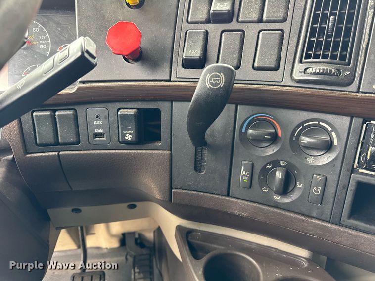 image for item DU3436 2015 Volvo VN semi truck