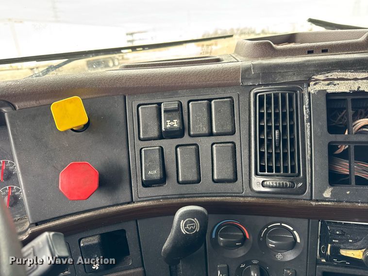 image for item DU3436 2015 Volvo VN semi truck