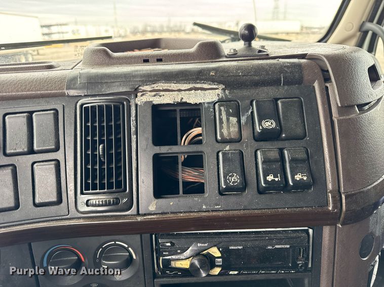 image for item DU3436 2015 Volvo VN semi truck