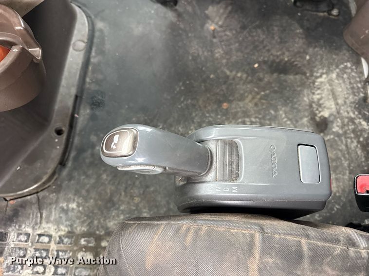 image for item DU3436 2015 Volvo VN semi truck