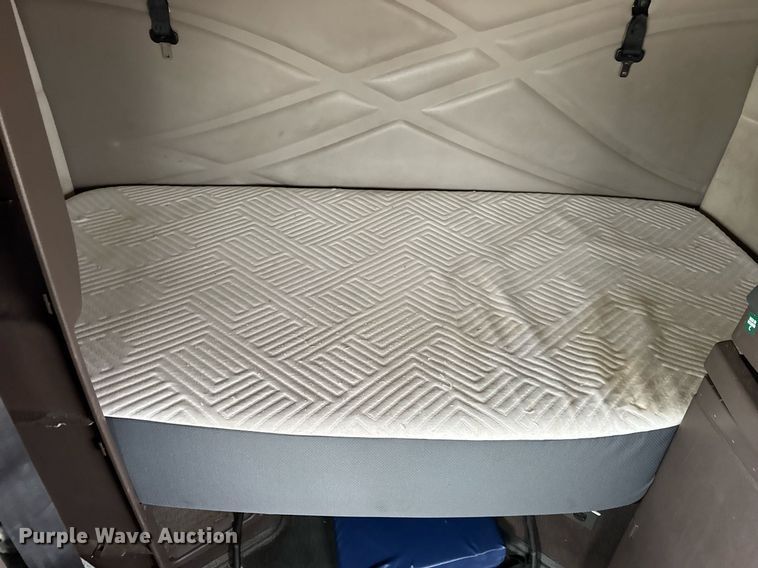 image for item DU3436 2015 Volvo VN semi truck