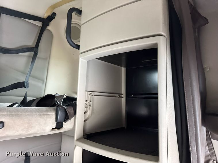 image for item DU3436 2015 Volvo VN semi truck