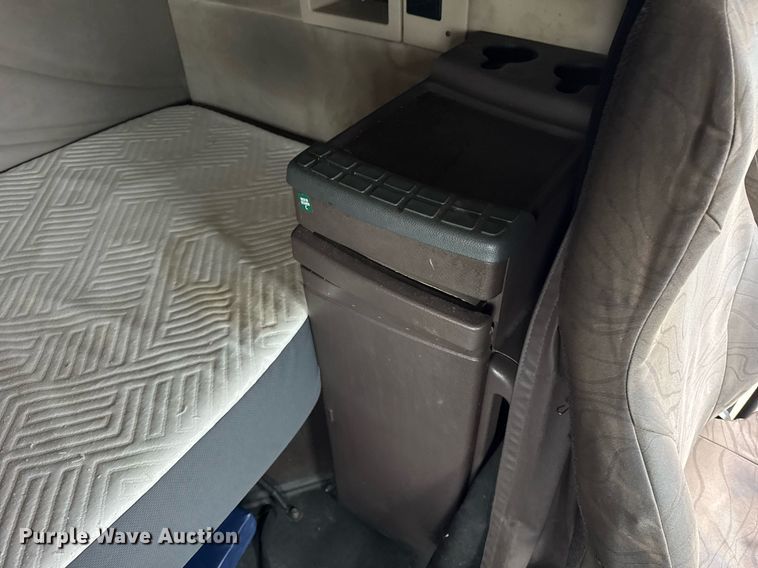 image for item DU3436 2015 Volvo VN semi truck