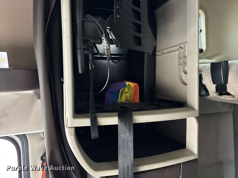 image for item DU3436 2015 Volvo VN semi truck