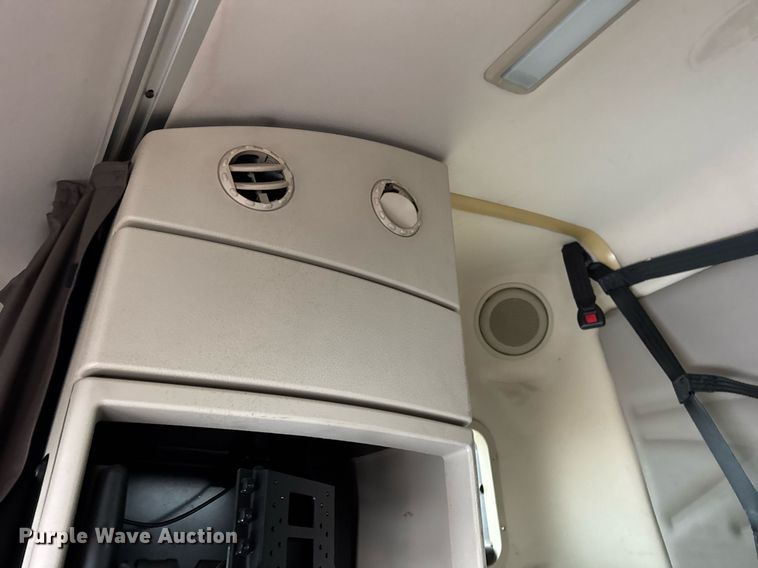 image for item DU3436 2015 Volvo VN semi truck