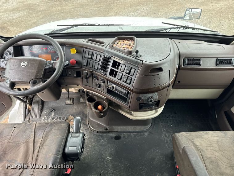 image for item DU3436 2015 Volvo VN semi truck