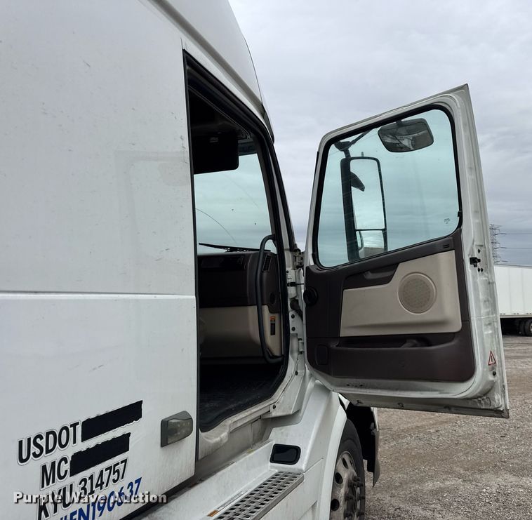 image for item DU3436 2015 Volvo VN semi truck