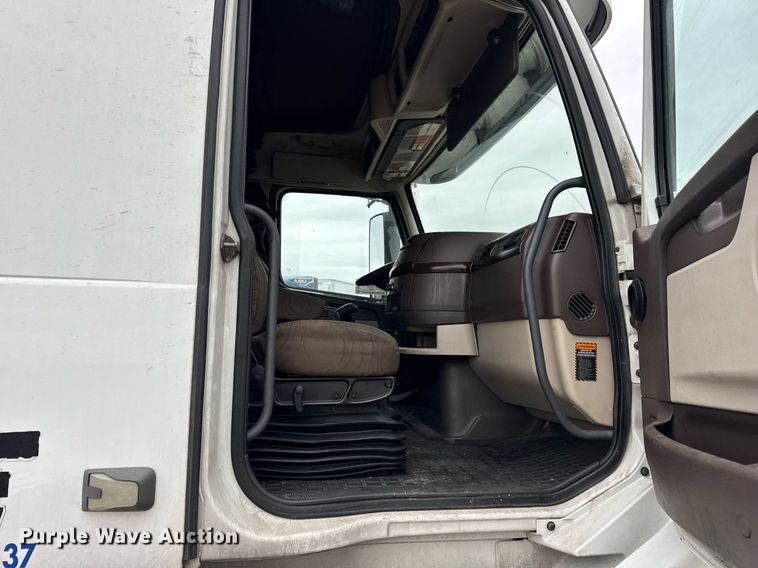 image for item DU3436 2015 Volvo VN semi truck