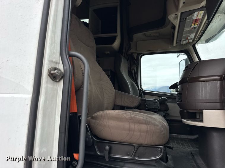 image for item DU3436 2015 Volvo VN semi truck