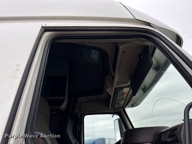 image for item DU3436 2015 Volvo VN semi truck