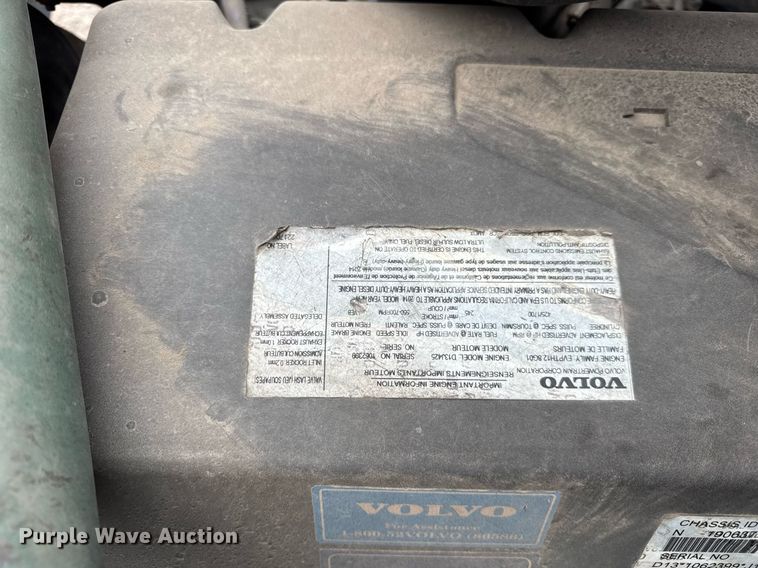 image for item DU3436 2015 Volvo VN semi truck