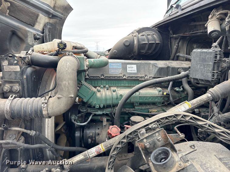 image for item DU3436 2015 Volvo VN semi truck