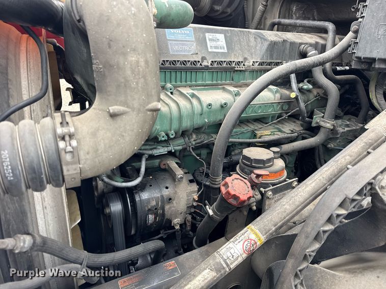 image for item DU3436 2015 Volvo VN semi truck